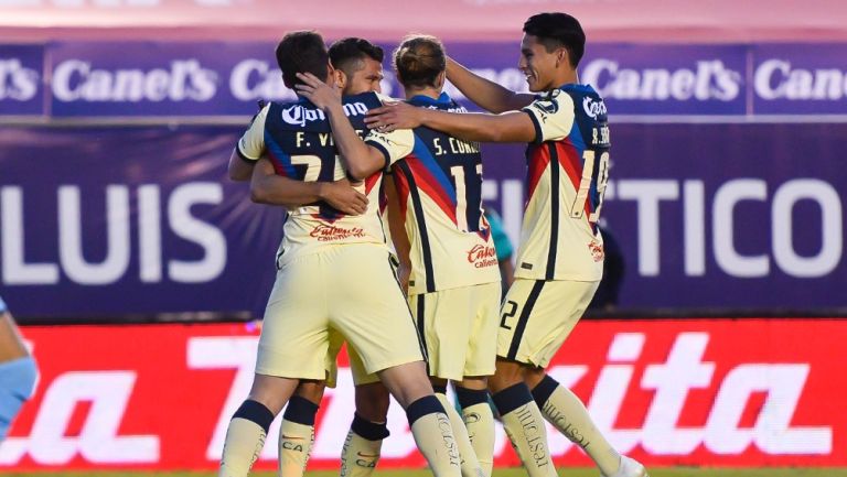 Jugadores del América celebran un gol