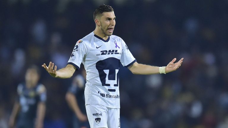 Alejandro Mayorga durante un duelo con los Pumas 