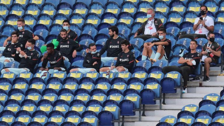 Cristiano Ronaldo y jugadores de Portugal en la tribuna