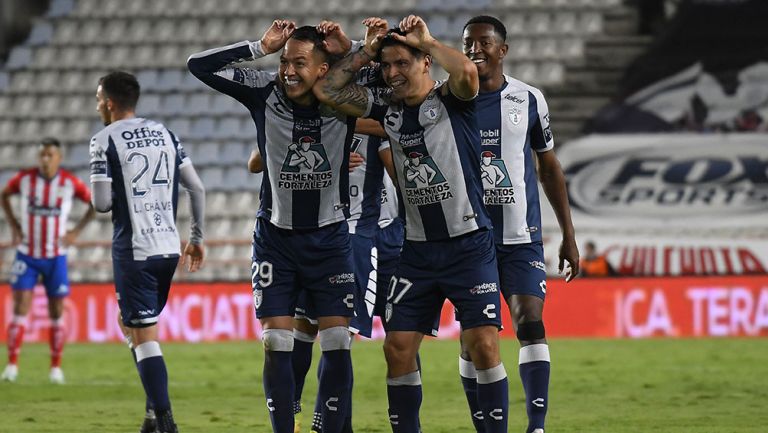 Jugadores de Pachuca festejan un gol