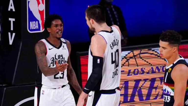 Jugadores de los Clippers celebran una canasta