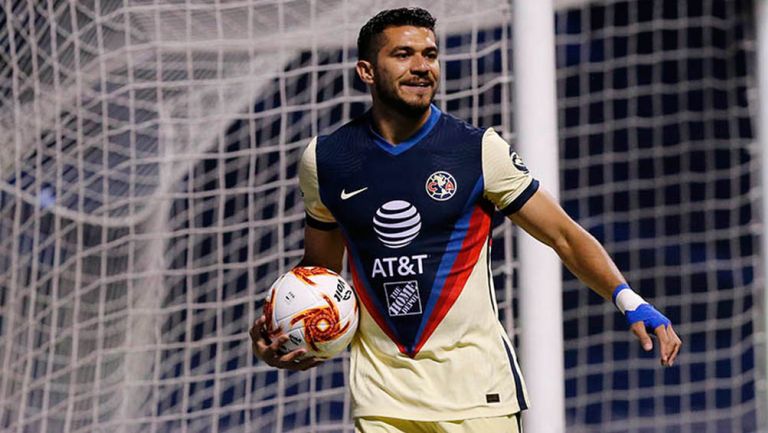 Henry Martín durante un duelo con el América en Liga MX