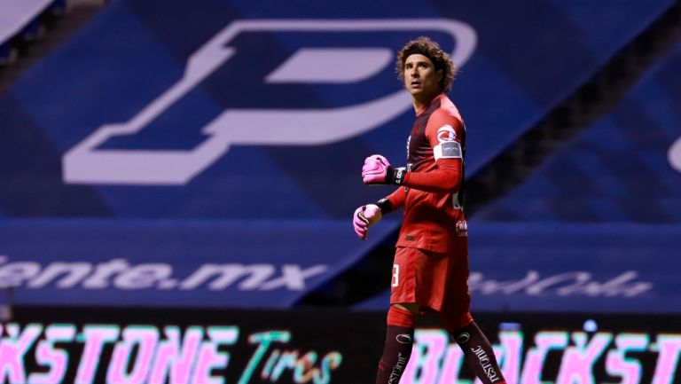 Guillermo Ochoa durante un partido con América