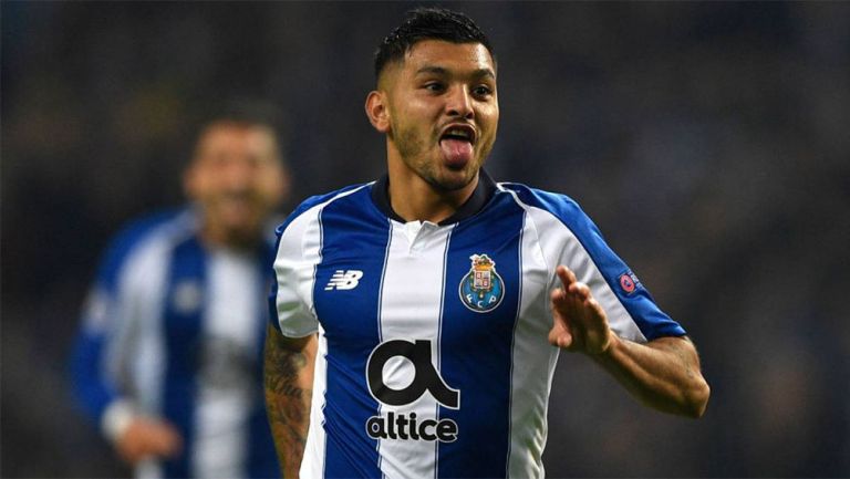 Tecatito Corona festeja un gol con Porto 