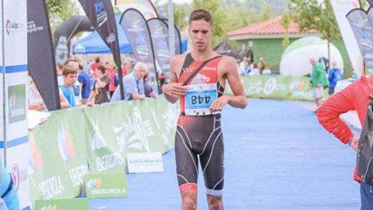 Triatleta madrileño le da el podio a su rival tras equivocación de este