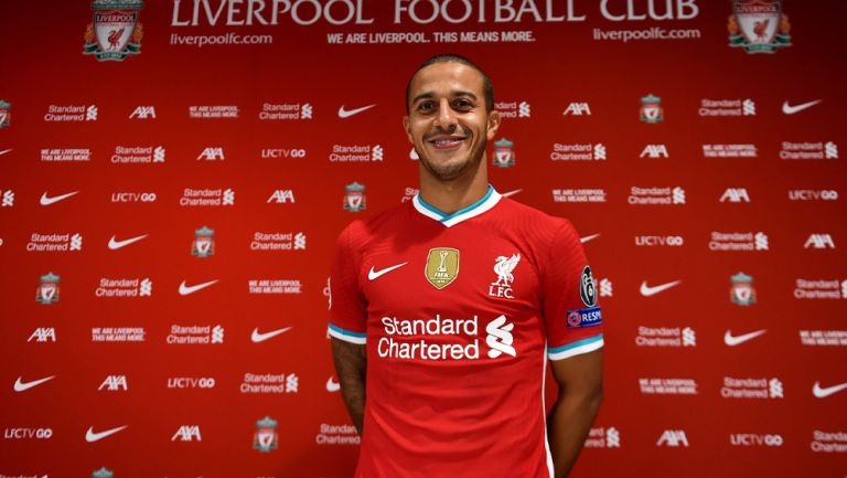 Thiago Alcántara posa con la camiseta del Liverpool 