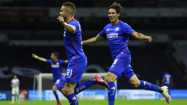 Cruz Azul en festejo de gol