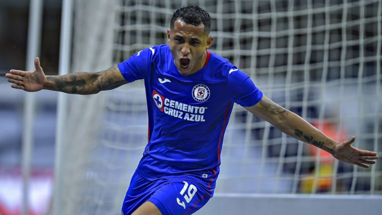 Yoshimar Yotún festeja un gol con el Cruz Azul 