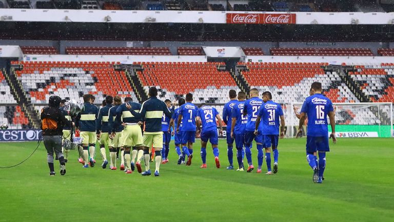 Jugadores de América y Cruz Azul previo a un partido