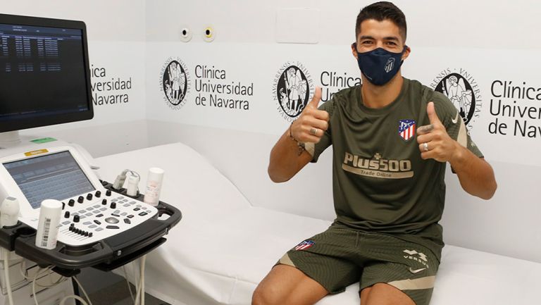 Luis Suárez durante los exámenes médicos con el Atlético 