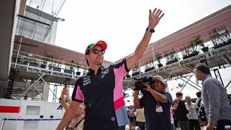 Checo Pérez durante un evento