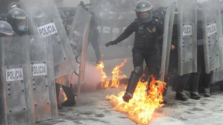 Policía es afectada durante marcha contra el aborto