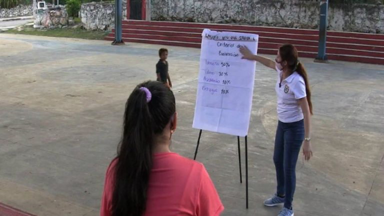 Clases en una cancha de basquetbol en Yucatán