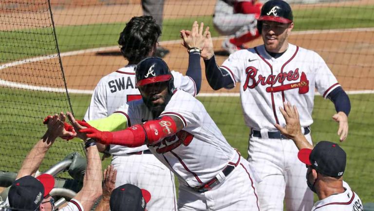 Jugadores de Atlanta celebran una victoria