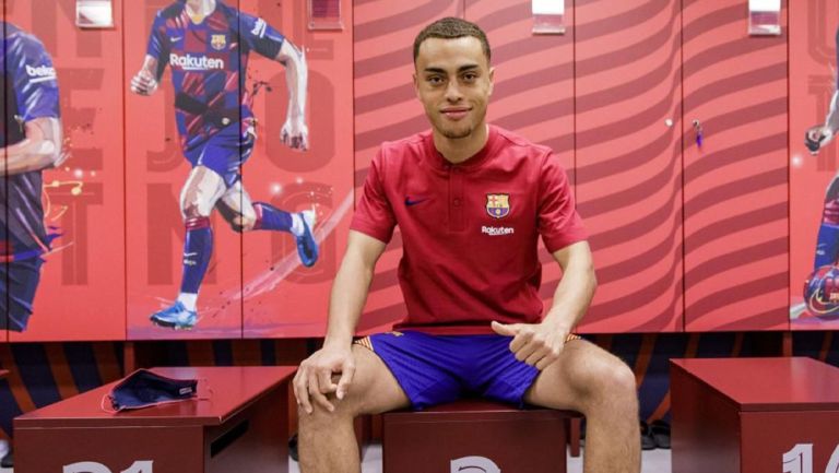 Sergiño Dest posa en el vestidor del Barcelona 