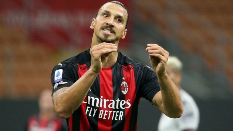 El delantero sueco Zlatan Ibrahimovic en acción con Milan