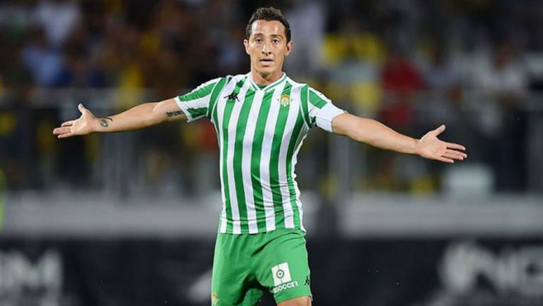 Andrés Guardado durante un duelo con el Betis en España 