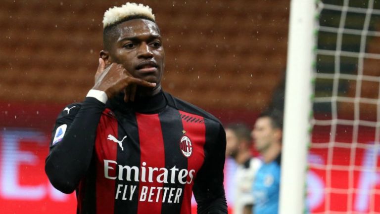 Rafael Leao en festejo con el Milan