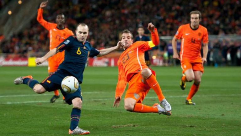 Andrés Iniesta en acción ante Holanda