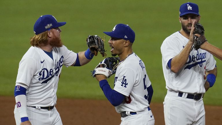 Jugadores de Dodgers festejan la victoria sobre Padres