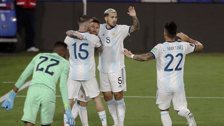 Jugadores de Argentina festejan el gol de Messi