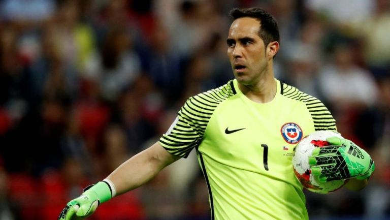 Claudio Bravo en un partido de la Selección Chilena