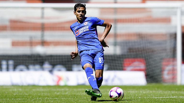 Josué Reyes en partido con Cruz Azul