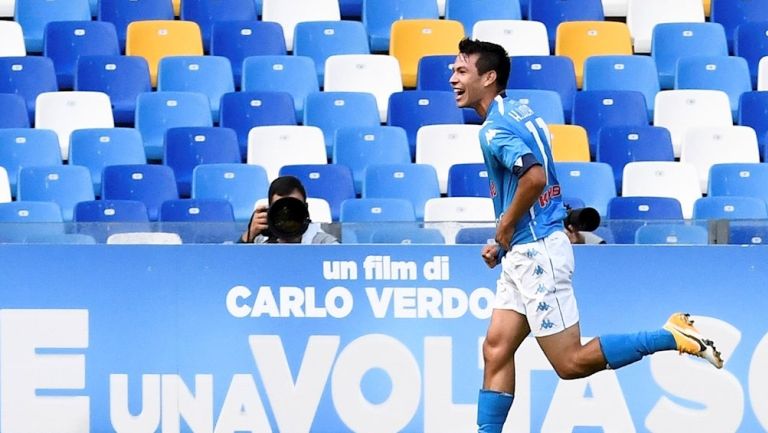 Hirving Lozano durante un partido con Napoli