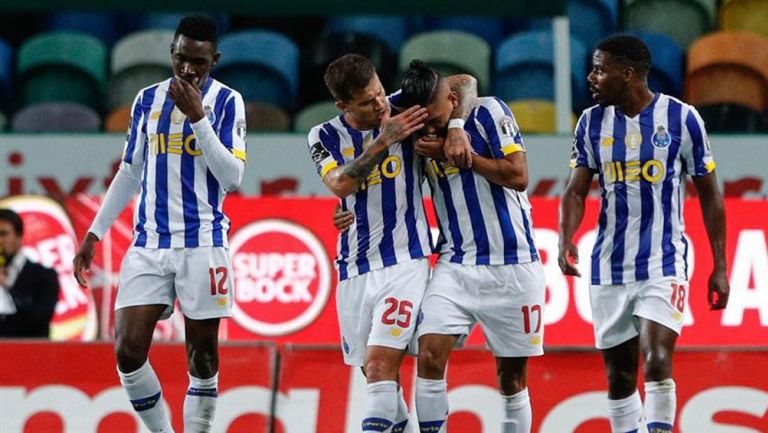 Jesús Corona celebrando gol contra Sporting Lisboa