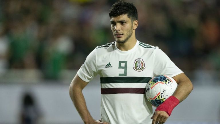 Raúl Jiménez en acción con el Tri