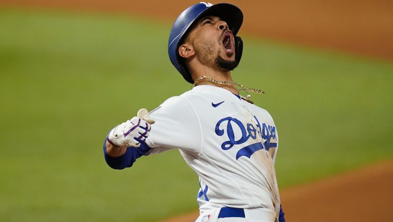 Betts festeja en un partido de los Dodgers