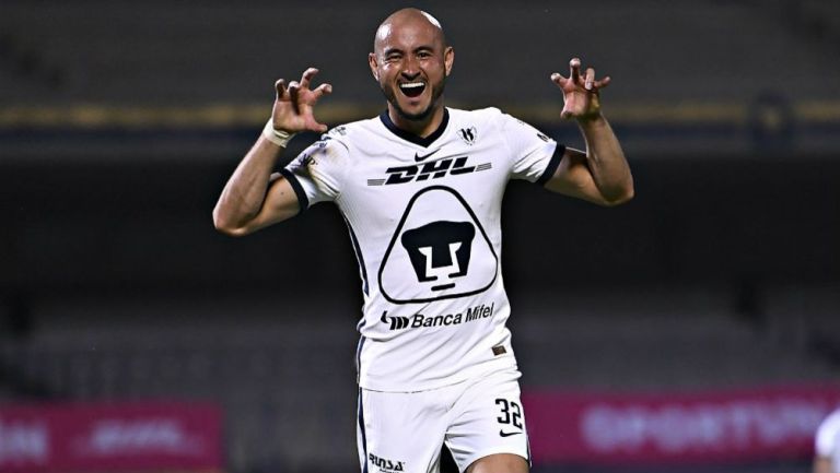 Carlos González en festejo con Pumas