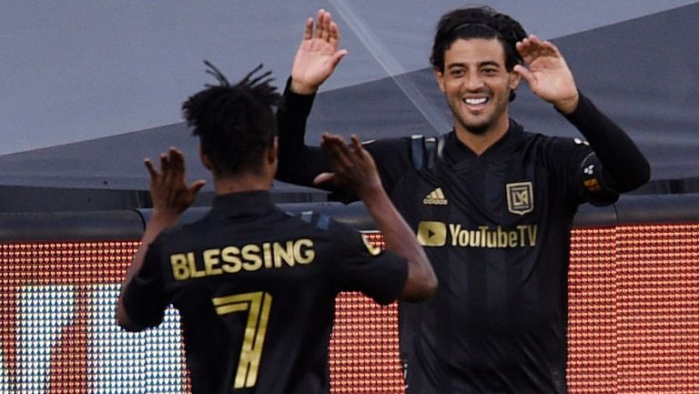 Vela celebra el gol con sus compañeros