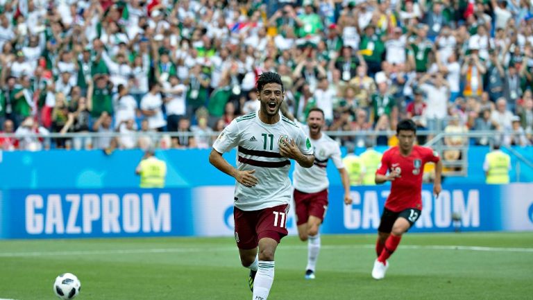 Carlos Vela durante un partido con México