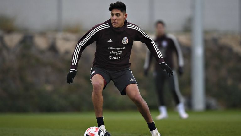 Edson Álvarez entrenando