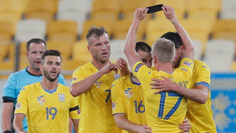 Jugadores de Ucrania festejan un gol