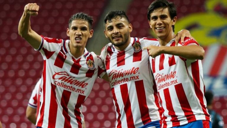 Antuna, Vega y Macías en un partido de Chivas