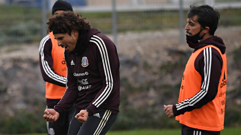 Ochoa se muestra feliz en entrenamiento del Tri