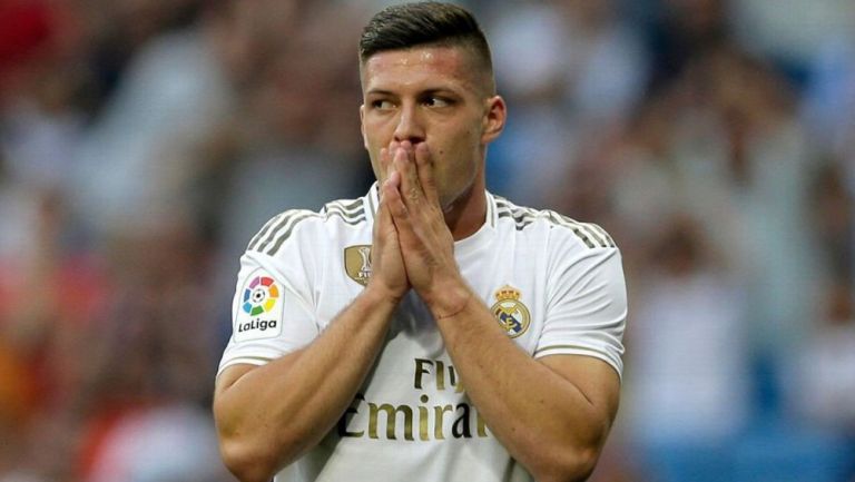 Luka Jovic durante un duelo con el Real Madrid 