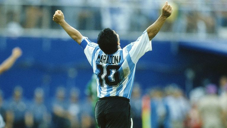 Maradona en un partido con Argentina