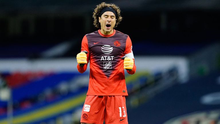 Memo Ochoa en un partido con América 