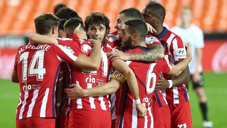 Jugadores del Atlético celebran gol vs Valencia