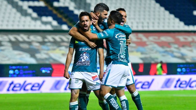 Jugadores de León celebran gol ante Puebla