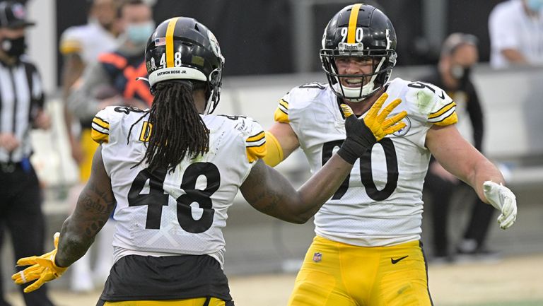 Jugadores de Steelers festejan en el terreno de juego