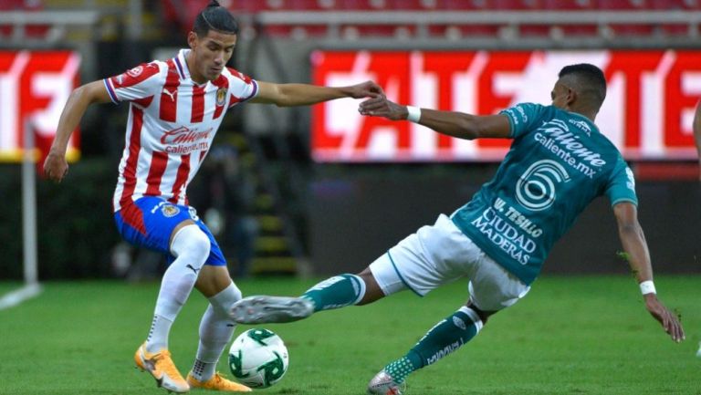 Uriel Antuna y William Tesillo en el partido de Ida de la Semifinal