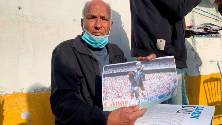 Ali Bennaceur con una foto de la 'mano de Dios'