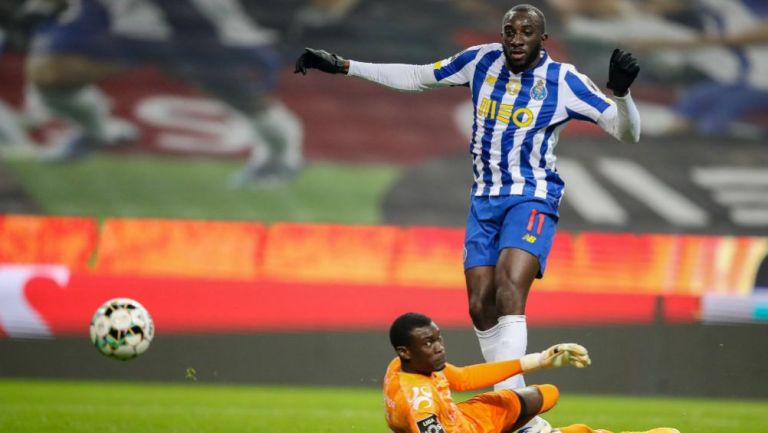 Moussa Marega en definición ante el meta del Tondela