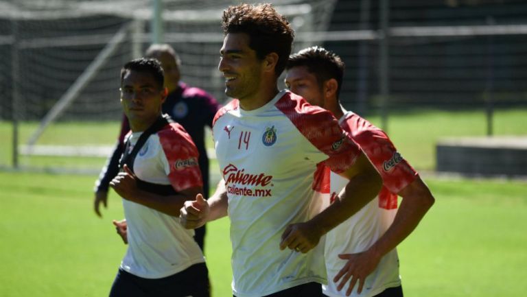 Antonio Briseño en práctica con Chivas