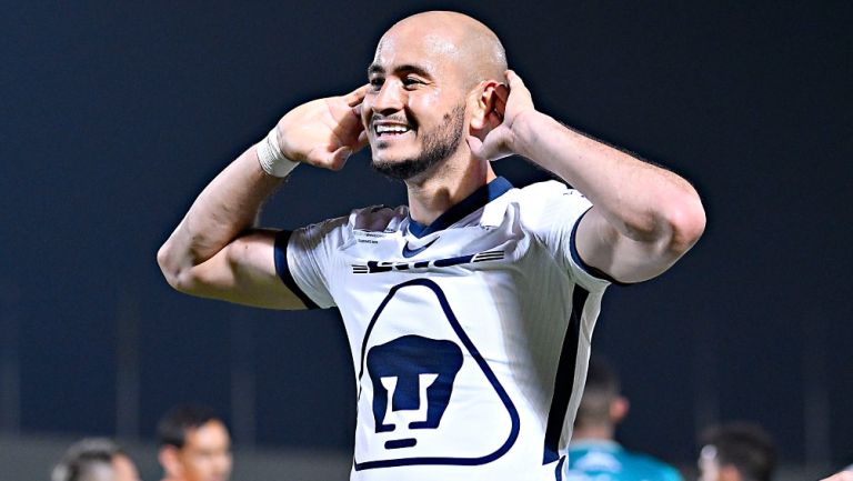 Carlos González celebrando un gol con Pumas