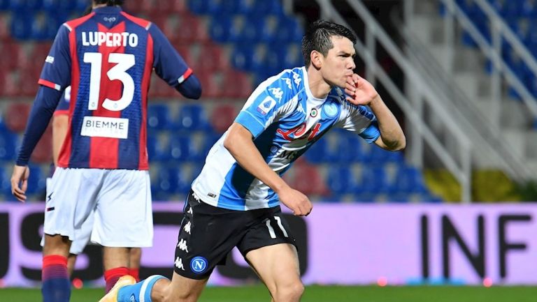 Chucky Lozano durante un partido con Napoli